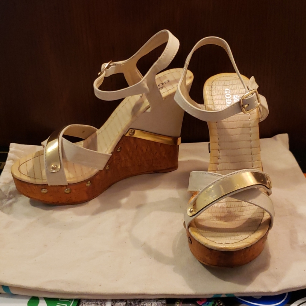 Lady Godiva Wedges